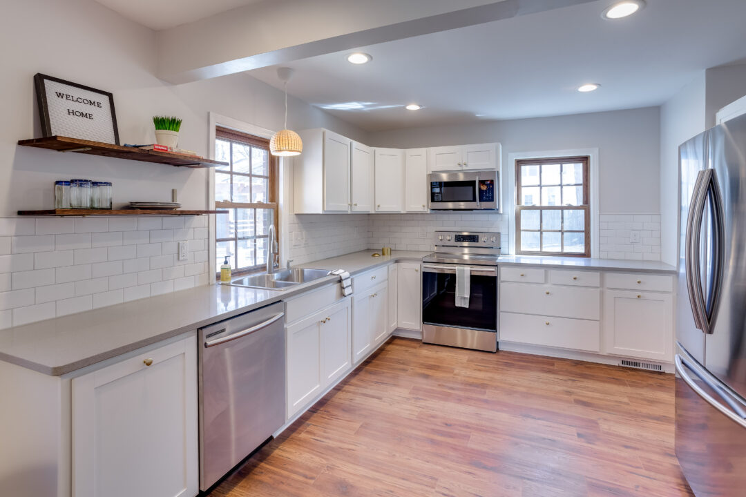 Eider White Sherwin Williams (SW 7014) Paint Color Review - Building ...