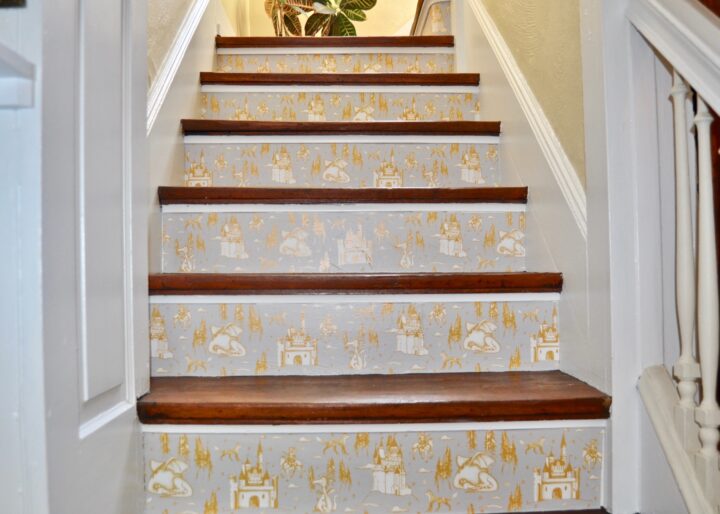 How to install wallpaper to your stair risers with this simple DIY | Building Bluebird 
#tempaperdesigns #removablewallpaper #wallpaper #staircase