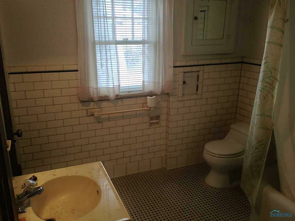 1920's original tile bathroom | Building Bluebird #homerenovation #historicpreservation #restoration #vintage #historichomes