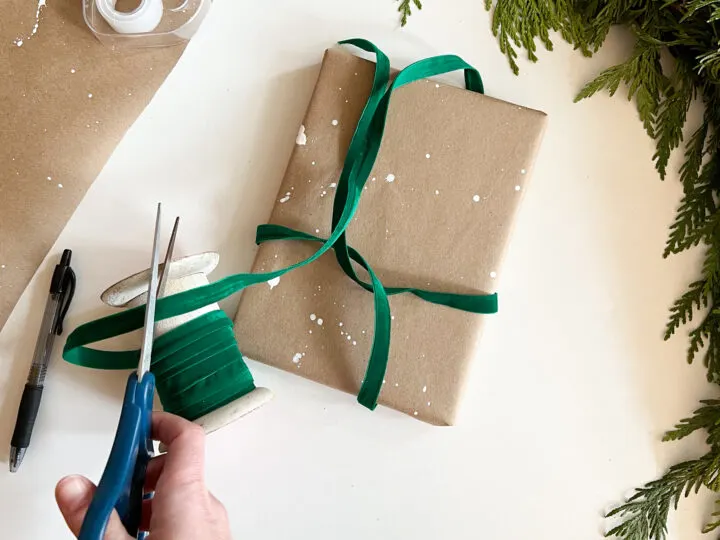 How to make a gift bow that is easy to unwrap and the ribbon can be reused | Building Bluebird #christmasgift #holiday