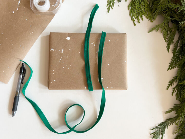 How to make a gift bow that is easy to unwrap and the ribbon can be reused | Building Bluebird #christmasgift #holiday