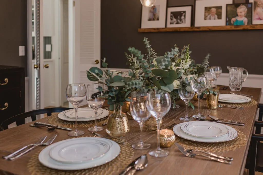 Moody dining room transformation | Building Bluebird #tutorial #moodycolors #diningroommakeover #tablesetting