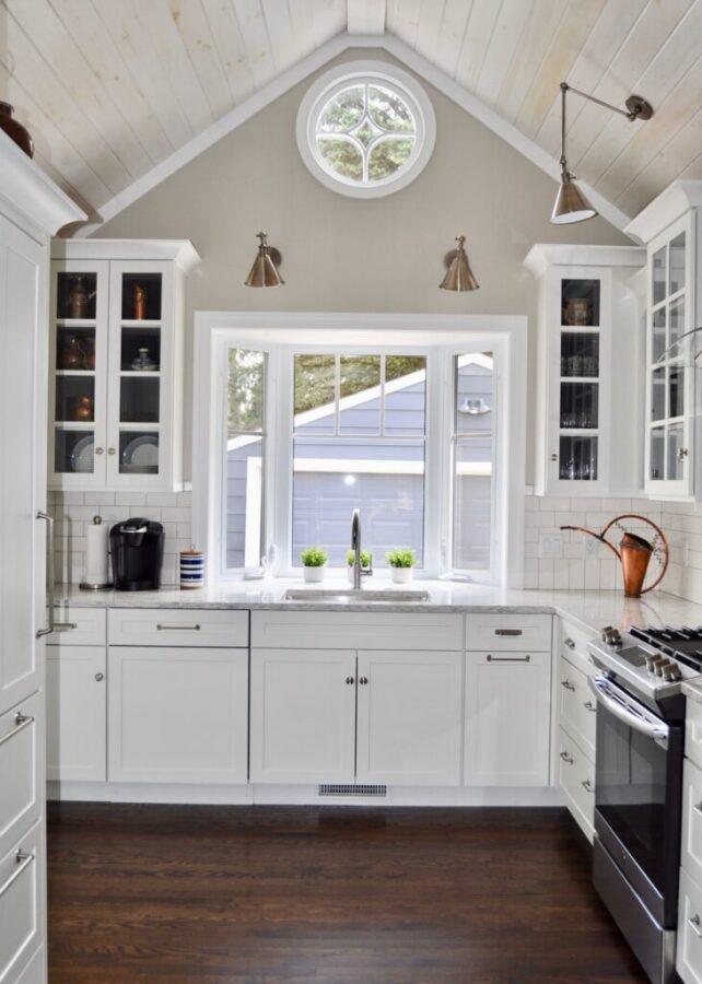Classic blue and white kitchen - the Gas Lantern Cottage | Building Bluebird
#capecod #americana #airbnb #cottagecore #navykitchen #classickitchen