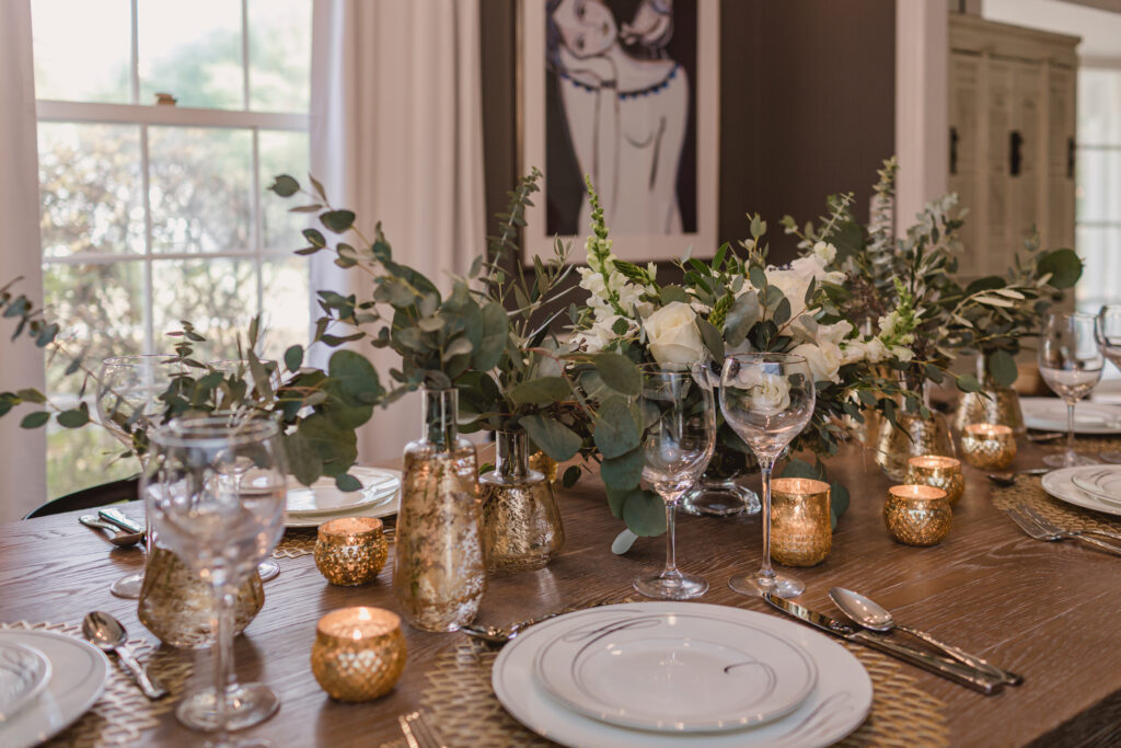Holiday flower arrangement in the modern dining room makeover | Buidling Bluebird #flowerarrangement #holidaytablesetting #bhgorc