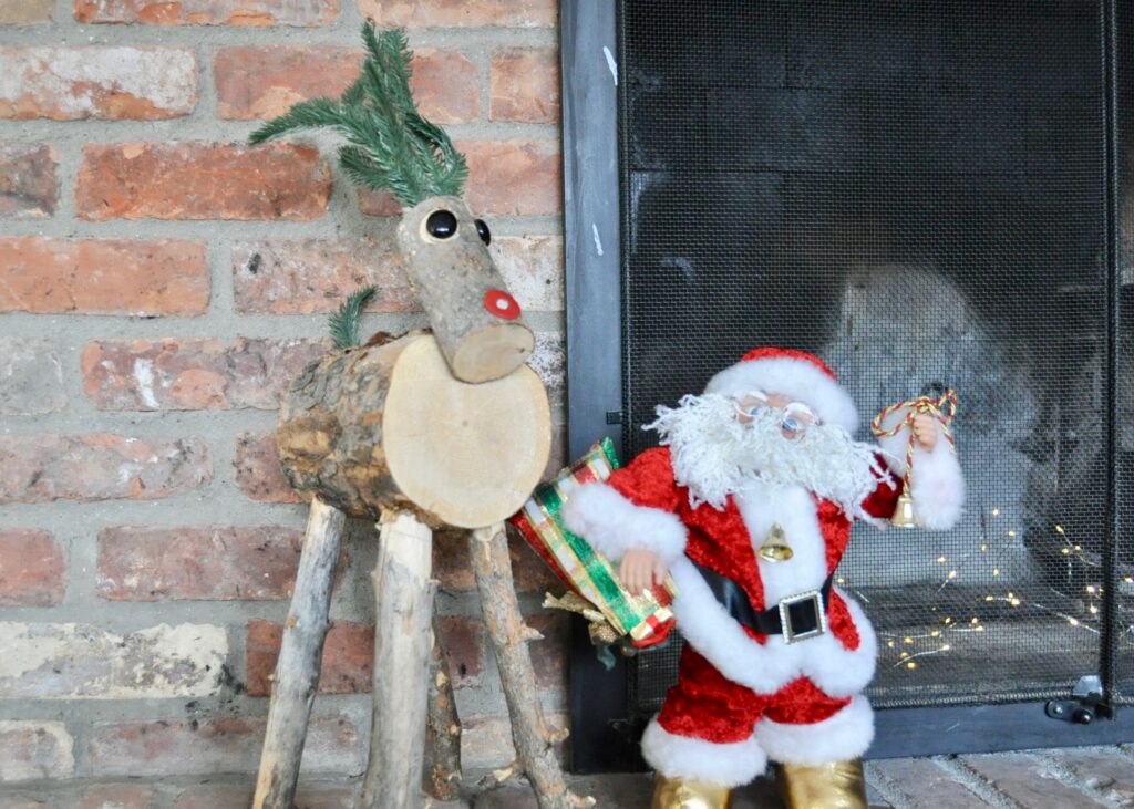 Use kids stuffed animals to decorate kids zones in the house | Building Bluebird #holidays #kidsholidaydecor #christmasdecor