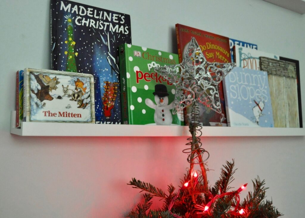 Display your childrens Christmas books for easy holiday decor | Building Bluebird #christmasdecor #holidaydecor