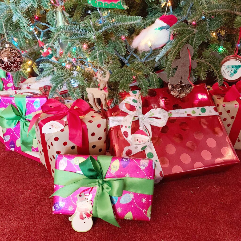 Reuse ribbon to wrap present each Christmas | Building Bluebird #holidaydecor #christmas #holiday