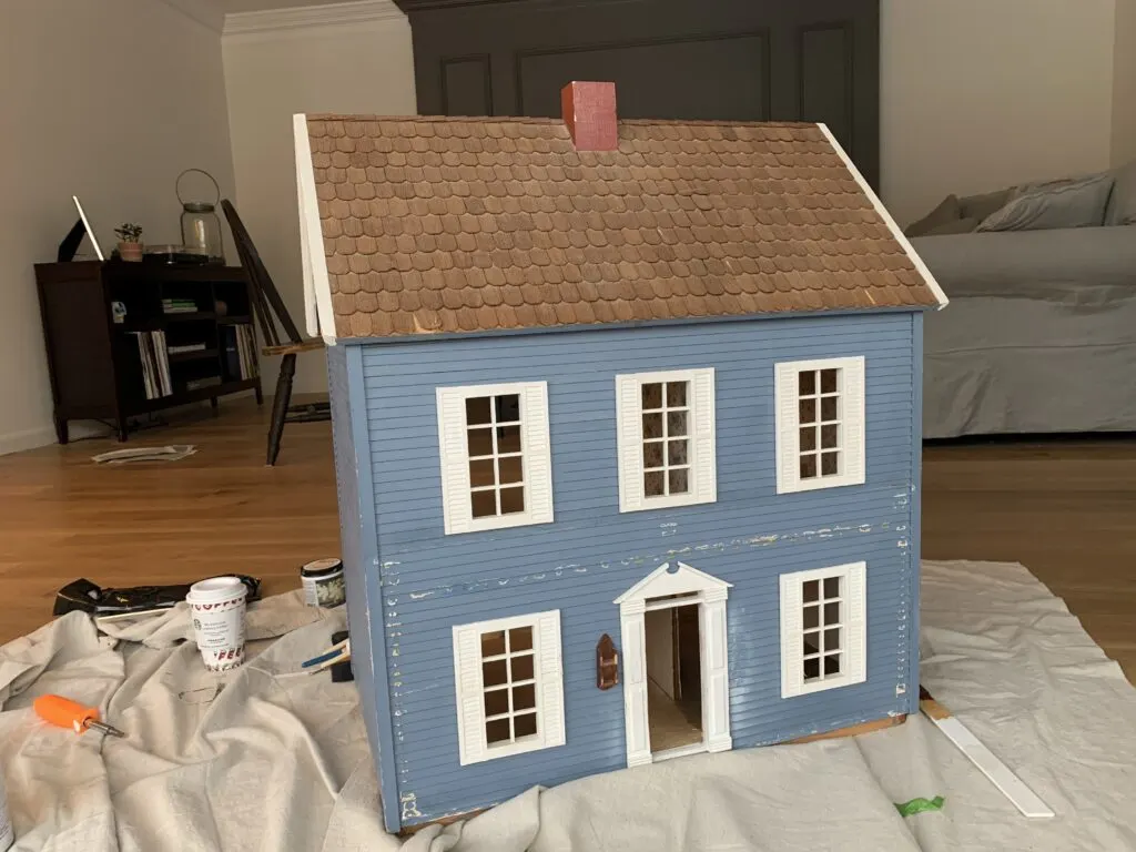 Makeover an old dollhouse for a unique DIY holiday gift idea | Building Bluebird #holiday #dollhouse #christmas
