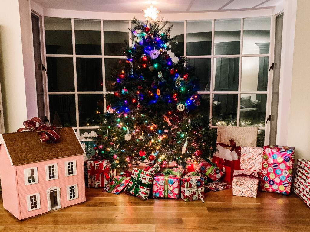 6 Ways Consume Less When Decorating this Holiday Season | Building Bluebird #holidaydecor #christmas #holiday