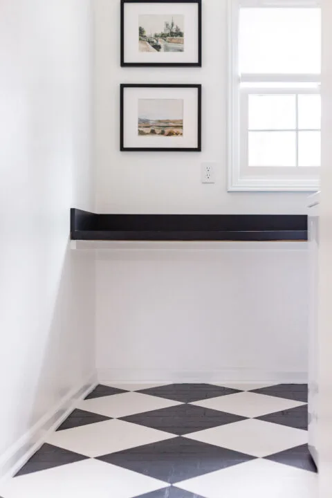 Paint a checkerboard pattern on your old linoleum floor | Easy DIY