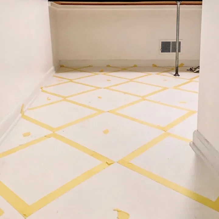 Paint a checkerboard pattern on your old linoleum floor | Easy DIY