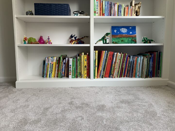 Bookshelf organization and styling in a little boys bedroom | Building Bluebird #shelfie #bookshelf #ikeahack