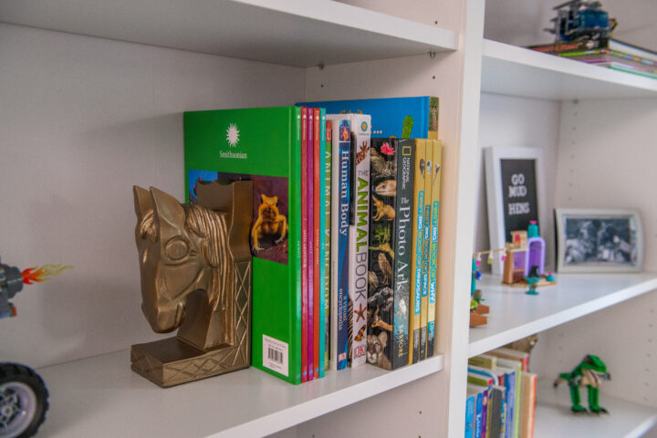 Bookshelf organization and styling in a little boys bedroom | Building Bluebird #shelfie #bookshelf #ikeahack