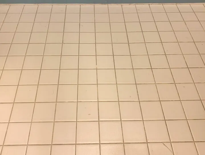 How to clean dirty, original tile floor grout with vinegar, baking soda and water | Building Bluebird #diy #bathroommakeover