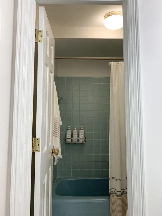 Simple bathroom organization solutions | Building Bluebird
#retrobathroom #bluetile
