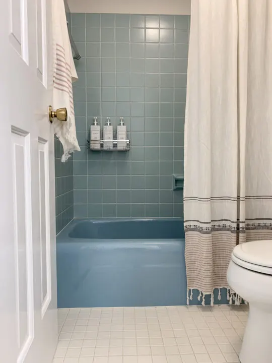 Retro bathroom makeover with design tips and organization tips | Building Bluebird
