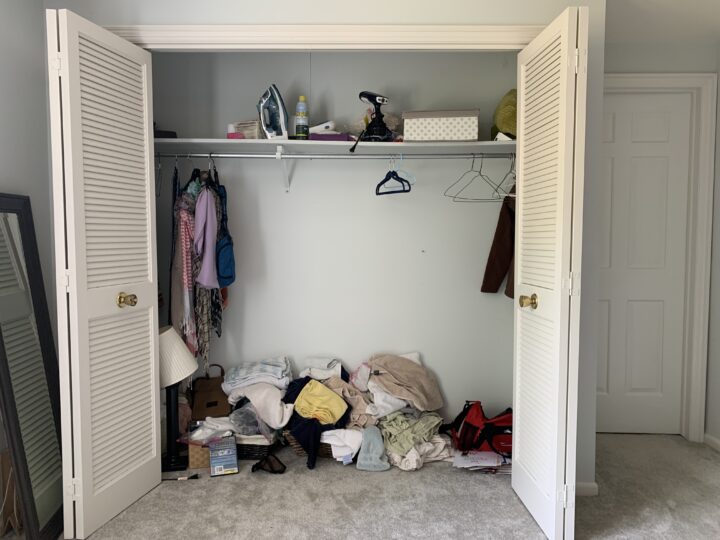 Maximize space and function with these simple closet organization tips | Building Bluebird #mariekondo #organization #swcolorlove #closetmaid