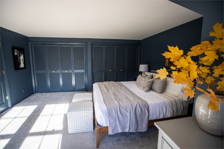 Modern dark blue bedroom makeover reveal | Building Bluebird #outerspace #swcolorlove #moodypaint #sw6251 