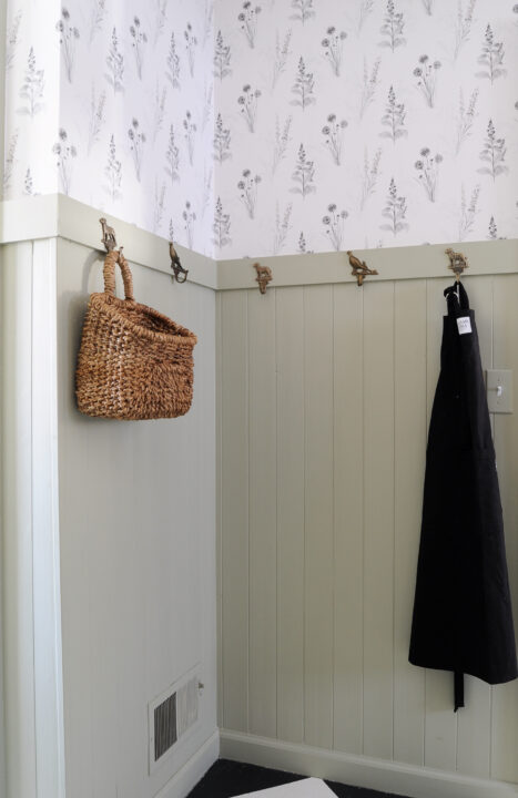 Budget-friendly mudroom makeover with cottage style | Building Bluebird 
#swcolorlove #cottagecore #wallpaper #grandmillenial #sveltesage