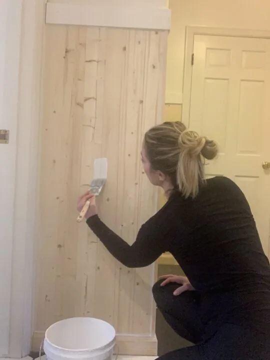 Create an accent wall with vertical shiplap with this budget-friendly and simple DIY | Building Bluebird 
#beginnerdiy #cottagecore #grandmillenial #shiplap #beadboard #sveltesage #mudroommakeover