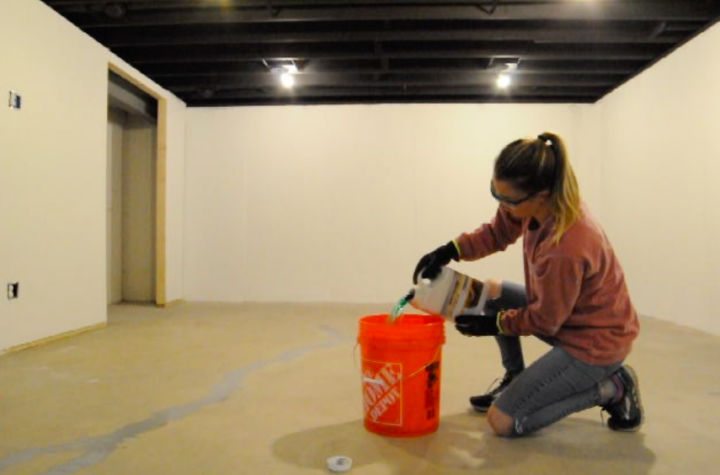 How to clean your concrete basement floors to prep for paint | Building Bluebird

#rustoleum #epoxyshield #basementmakeover #paintedfloors #budgetfriendlydiy