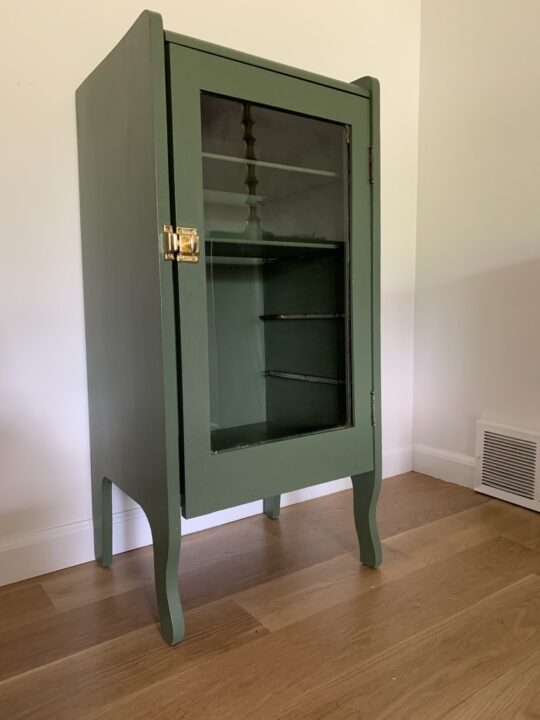 How to paint furniture using a muddy green - Oakmoss by Sherwin Williams | Building Bluebird #heidicaillier #moodygreen #sw6180 #musicrollcabinet