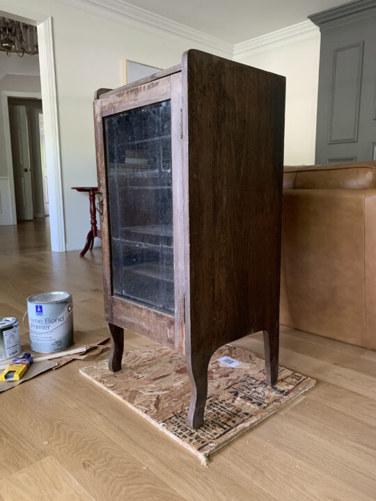 How to refinish and old cabinet with paint and bring it back to life | Building Bluebird #sw6180 #sherwinwilliams #diy #oakmoss