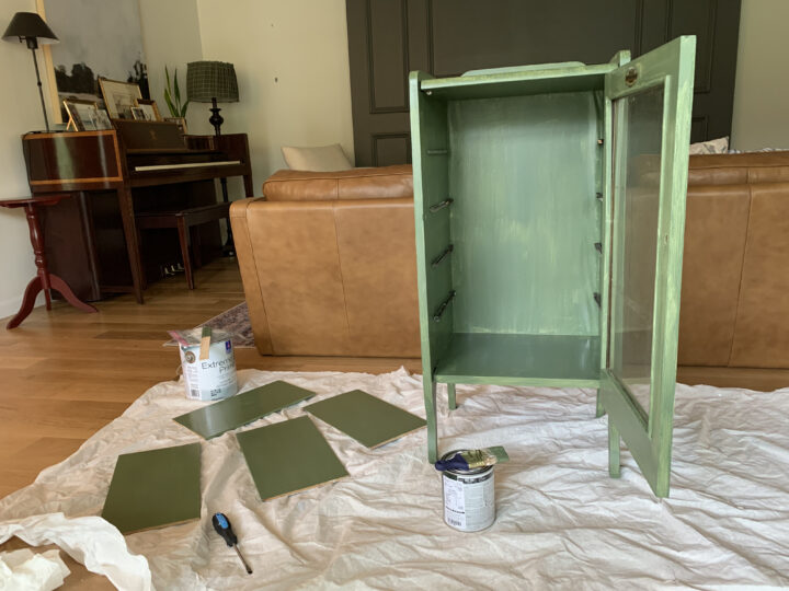 How to paint furniture using a muddy green - Oakmoss by Sherwin Williams | Building Bluebird #heidicaillier #moodygreen #sw6180