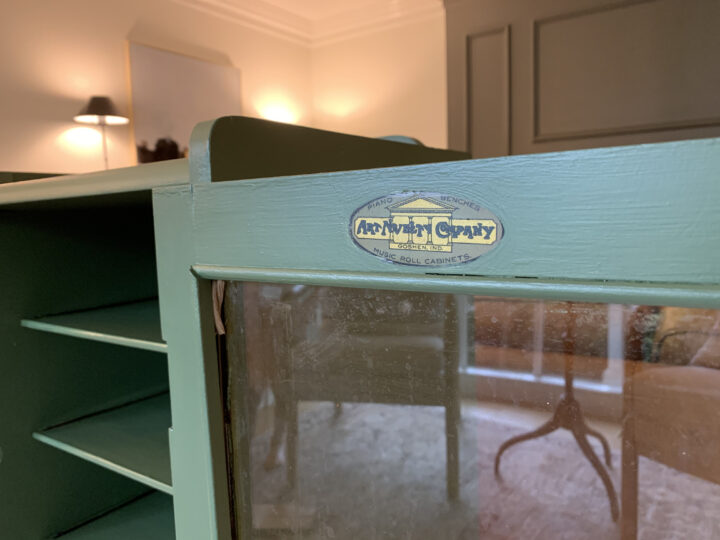 How to paint furniture using a muddy green - Oakmoss by Sherwin Williams | Building Bluebird #heidicaillier #moodygreen #sw6180 #musicrollcabinet