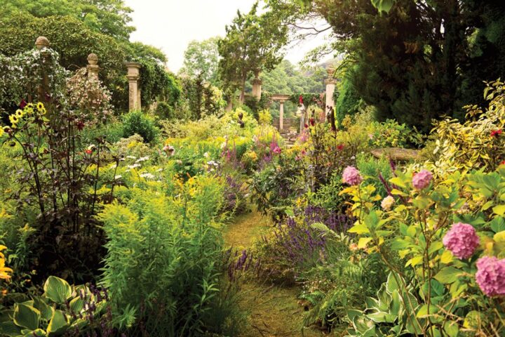 Inspiring English garden at Iford Manor | Building Bluebird #cottagecore #englishcountryhouse