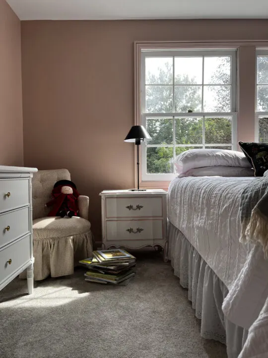 Likeable Sand by Sherwin Williams for this vintage girls bedroom makeover | Building Bluebird #swcolorlove
