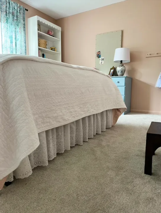 How to keep a vintage bed skirt from shifting under the mattress | Building Bluebird #diy #oneroomchallenge