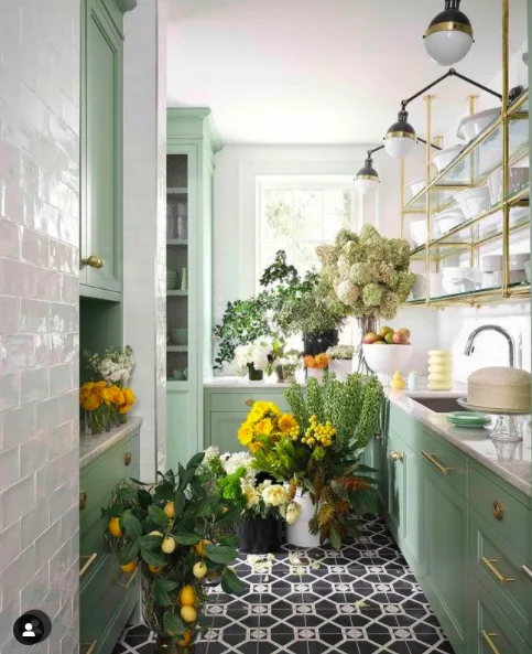 Breakfast Room Green - 2022 paint color trends to try in the new year | Building Bluebird 
#greenpaint #farrowandball