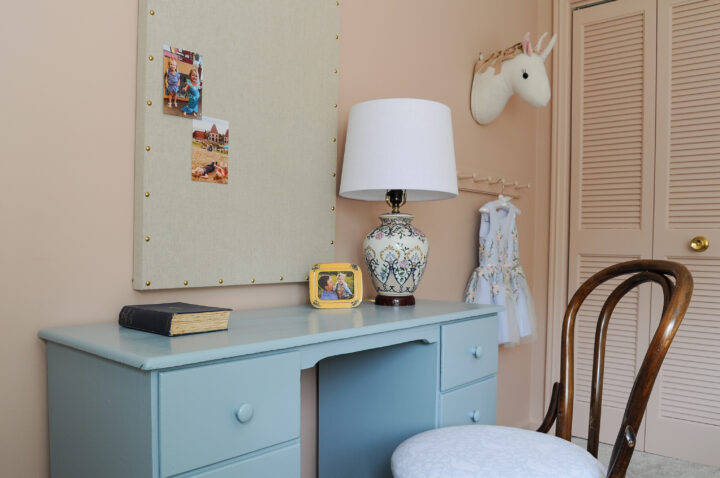 Upcycling a vintage desk with blue paint for a cottagecore vibe | Building Bluebird #girlsbedroom #grandmillennial #sw6227 #meditative