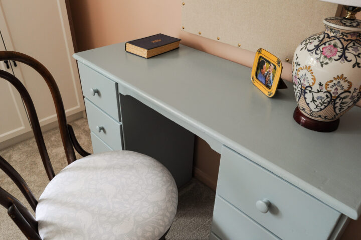 Upcycling a vintage desk with blue paint for a cottagecore vibe | Building Bluebird #girlsbedroom #grandmillennial