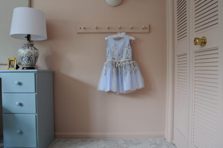 Designing a girls bedroom on a budget using vintage and second-hand decor | Buidling Bluebird #grandmillennial #cottagecore #sw6058