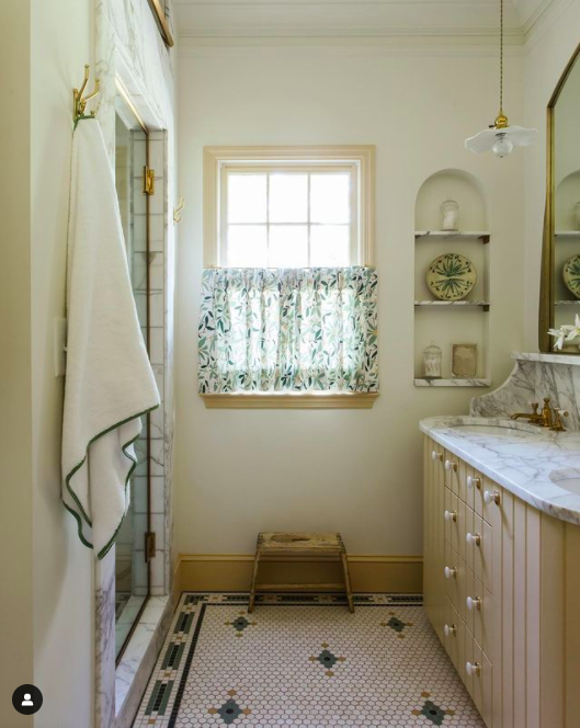 Guest bathroom design plans that are budget-friendly and DIY friendly | Building Bluebird