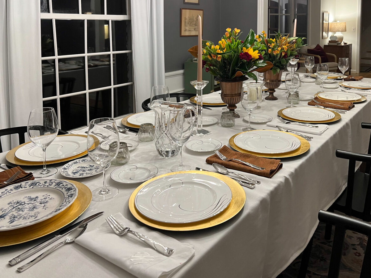 Having Table 7 Must-Have Items to Set the Perfect Holiday Table - Building Bluebird