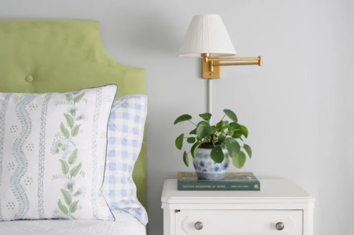 Green upholstered headboard with tufted buttons - DIY