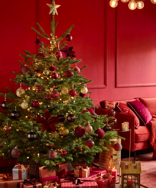 Classic Red and Gold Christmas Tree Ideas - Building Bluebird