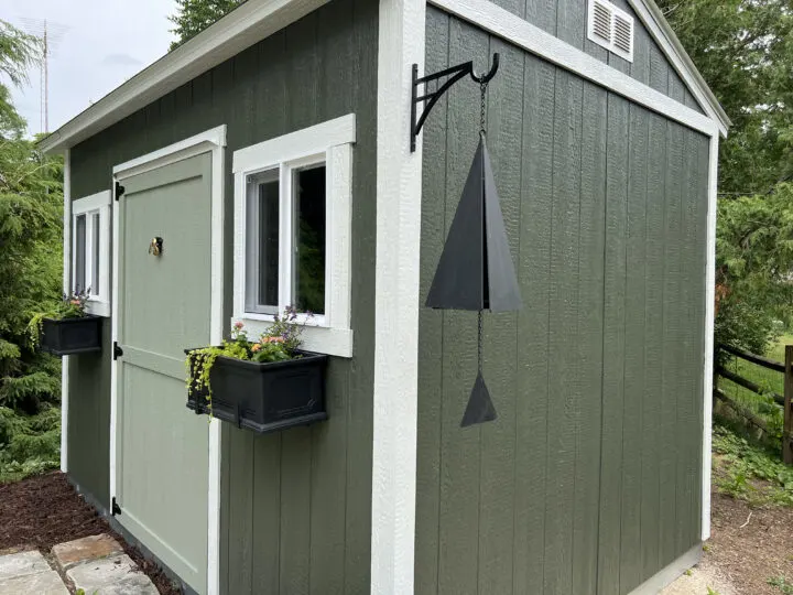 How to paint a shed yourself | Dark green shed with white trim and gray green door