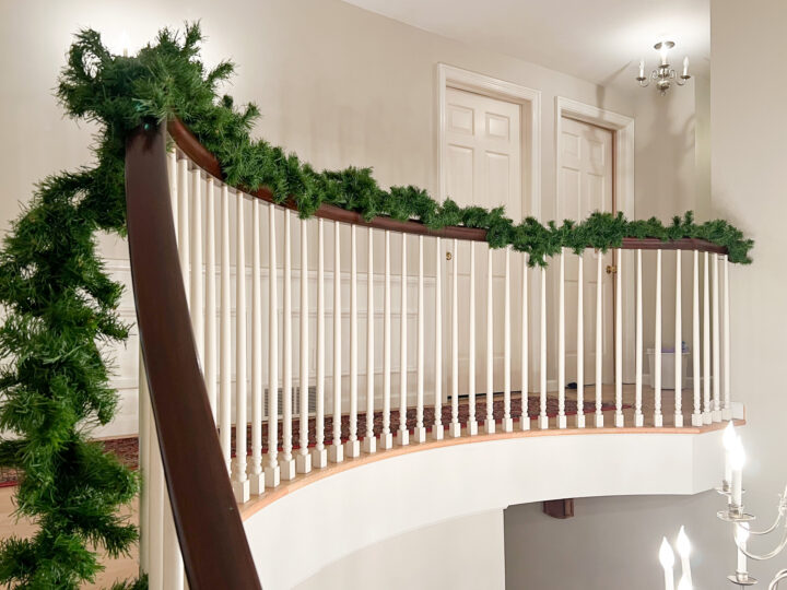 How to DIY and hang a Christmas garland on your staircase