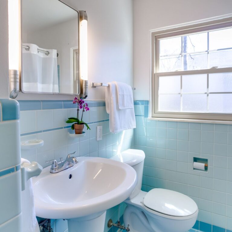 16 Affordable Retro Bathroom Ideas for a Timeless Look